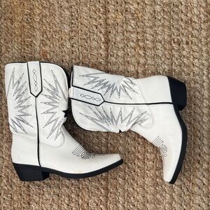 White Western Boots with black star Marquiiz size 8 - 8.5